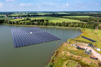 Zonnepark in het water aangelegd