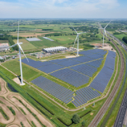 Zonnepark vanuit de lucht gefotografeerd
