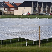 Zonnepark met op de achtergrond een woonwijk