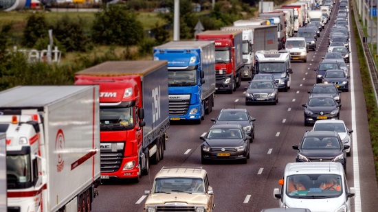 Snelweg vol met auto's en vrachtwagens